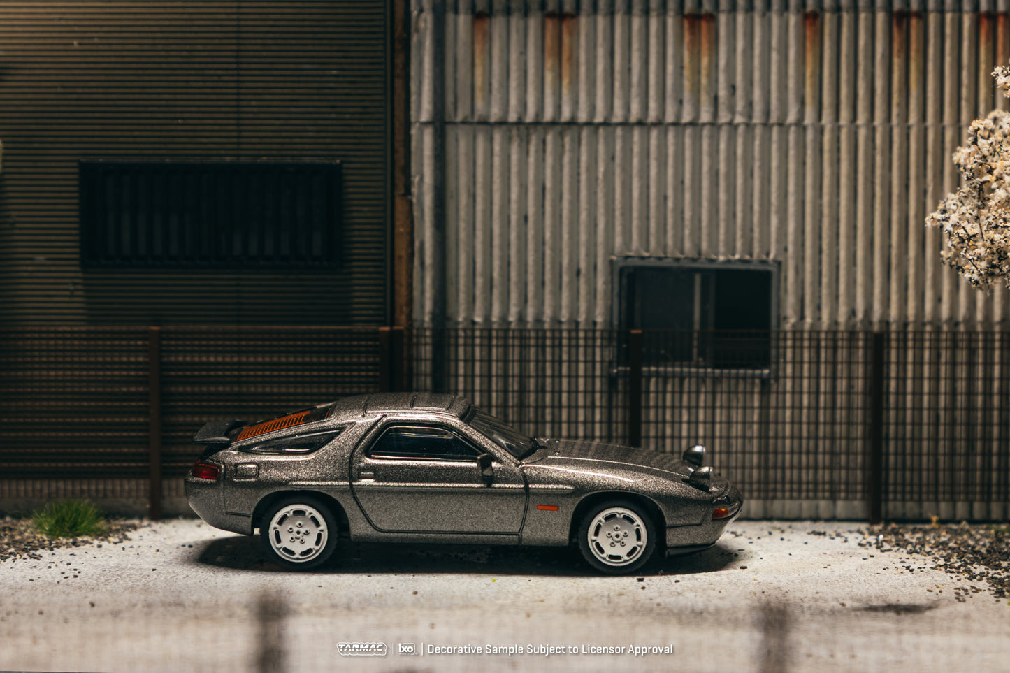 Tarmac Works 1:64 Porsche 928 S4 Grey Metallic (T64G-085-GY) - Side View