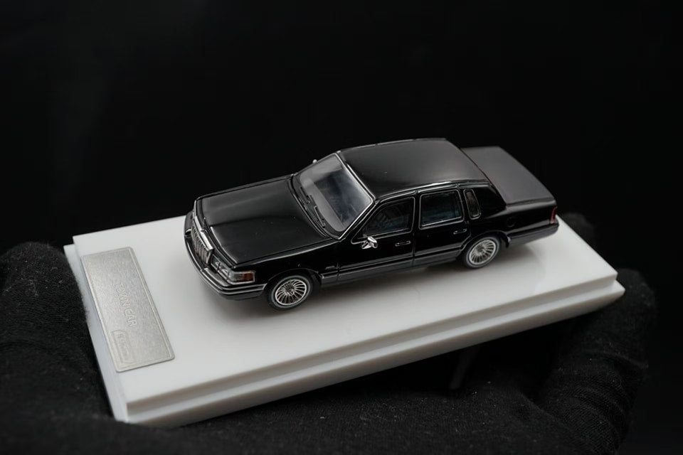 MK Miniatures  - LINCOLN TOWN CAR (Black)