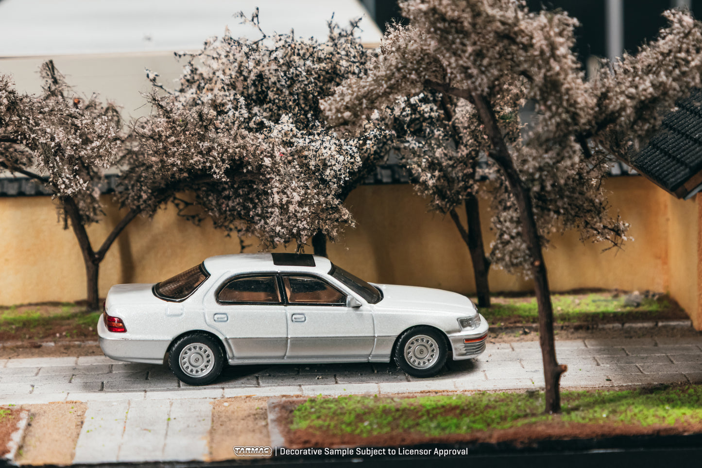 (Pre-Order) (T64G-082-WH) Tarmac Works - Lexus LS400 (UCF10) - Pearl White