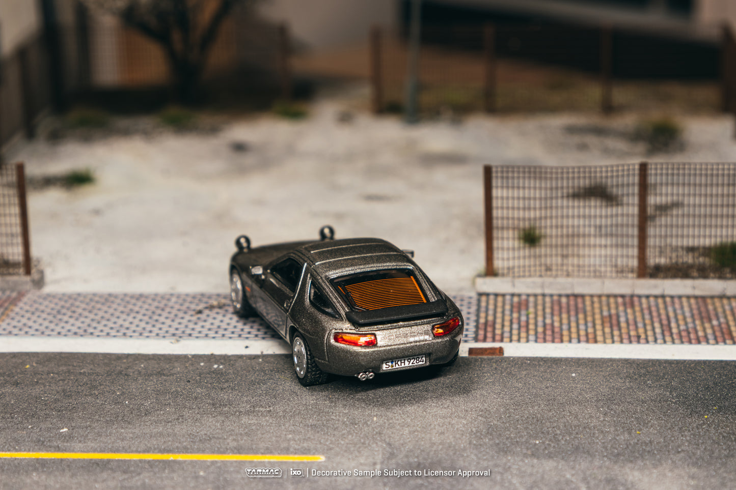 Tarmac Works 1:64 Porsche 928 S4 Grey Metallic (T64G-085-GY) - Rear View
