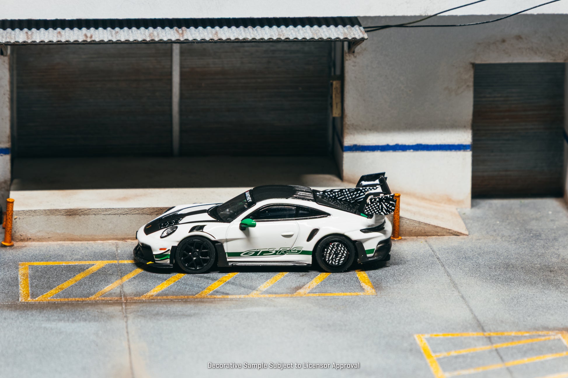 Tarmac Works 1:64 Porsche GT3 RS 992.1 MR White Green (T64MC-023-WG) - Side View
