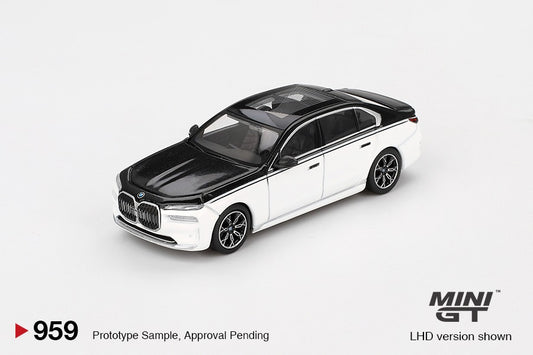 (MGT00959-BL) - BMW i7 xDrive60 Alpine White / Black Sapphire (Blister Version)