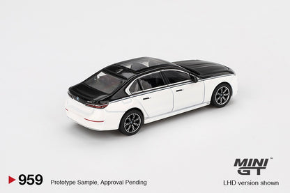 (MGT00959-BL) - BMW i7 xDrive60 Alpine White / Black Sapphire (Blister Version)