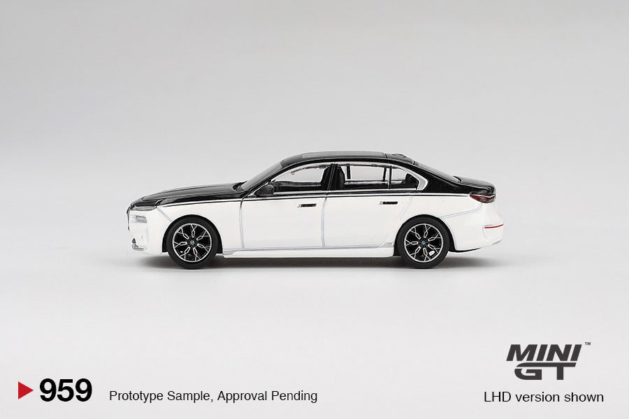 (MGT00959-BL) - BMW i7 xDrive60 Alpine White / Black Sapphire (Blister Version)