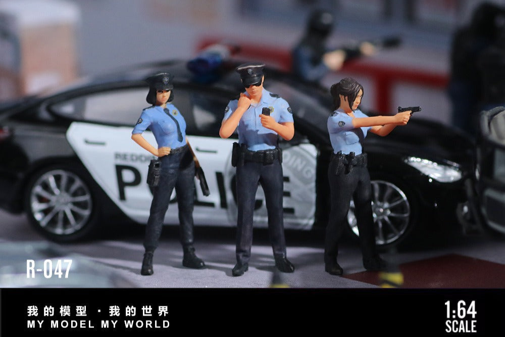 (MO223047) On-duty police doll set