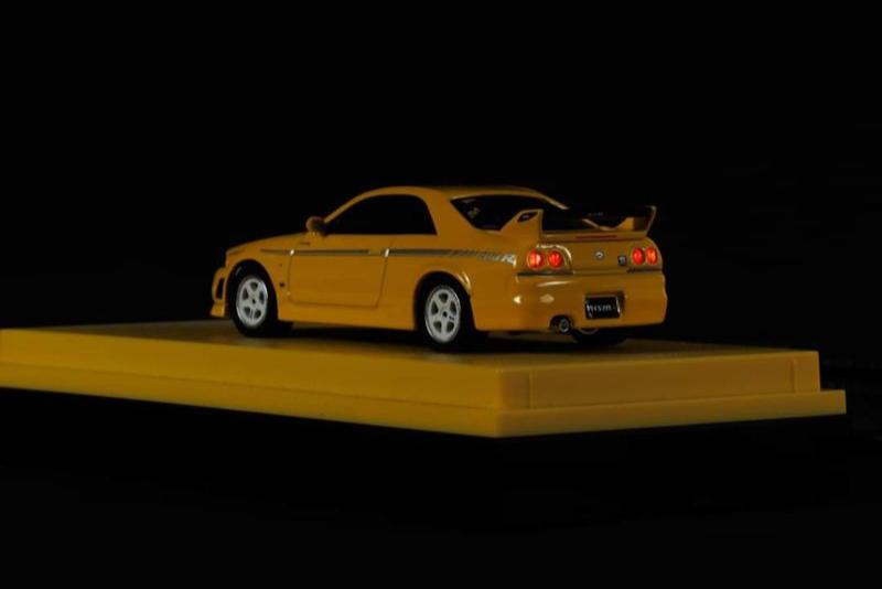 Kyosho Nissan Nismo 400R Yellow With MOTN LED Base with Magazine