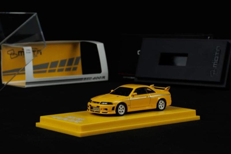 Kyosho Nissan Nismo 400R Yellow With MOTN LED Base with Magazine
